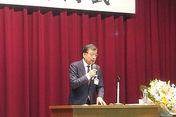 学長記念講演をする市長