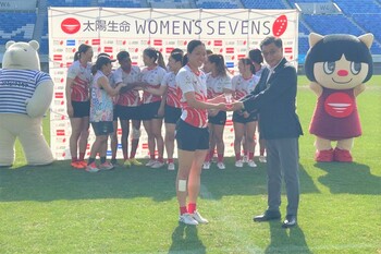 トロフィーを贈呈する市長1