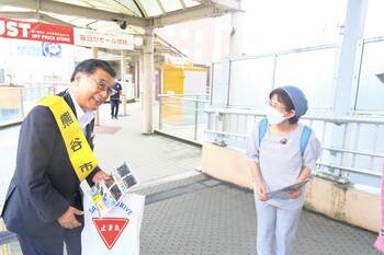 啓発品を配布する市長