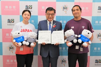 親松直人選手と丸山香織選手と市長