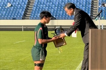 優勝カップを贈呈する様子