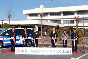 テープカットの様子