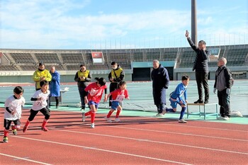 スターターを務める市長