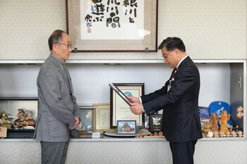 感謝状を贈呈する様子