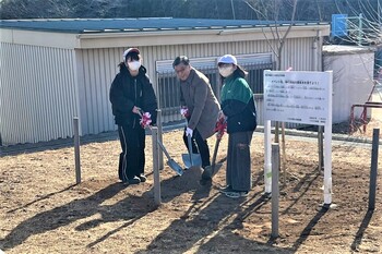植樹をする市長