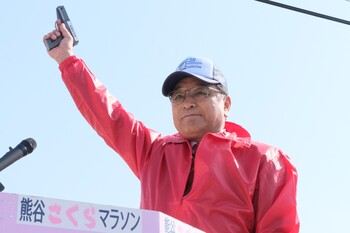 スターターを務める市長
