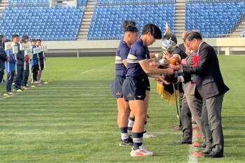 優勝カップ返還の様子