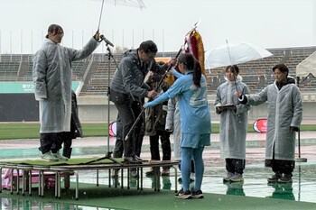 優勝旗返還の様子