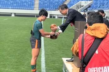 優勝カップを贈呈する様子