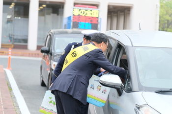 街頭啓発をする市長