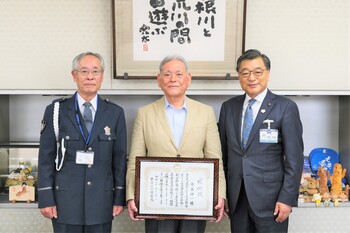 感謝状を贈呈する様子