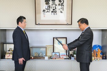 感謝状を贈呈する市長