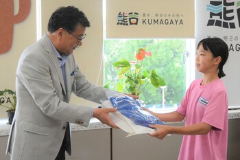 記念品を贈呈する様子