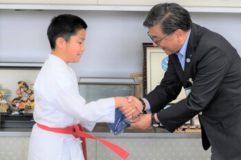 記念品を贈呈する市長