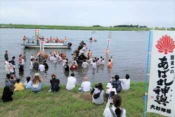 利根川に入り神輿の上で揉み合う様子1