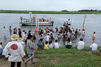 利根川に入り神輿の上で揉み合う様子2