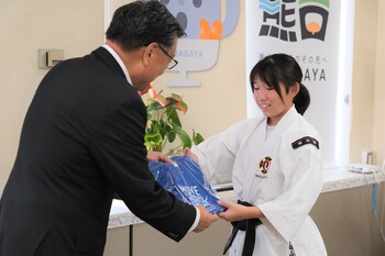 記念品を贈呈する市長