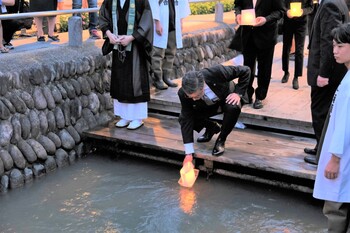 とうろう流しをする市長