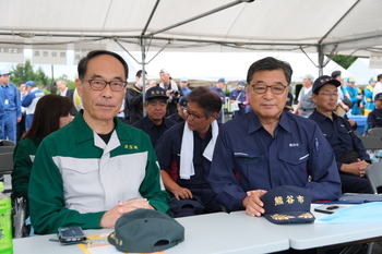 閉会式で講評の述べる市長