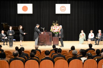 賞状を贈呈する様子