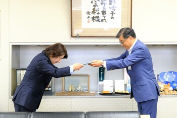 感謝状を贈呈する様子
