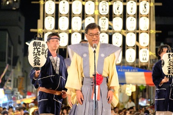 観光協会会長として挨拶をする市長