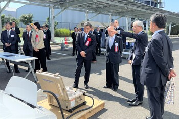 説明を受ける市長