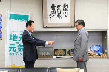 感謝状を贈呈する様子