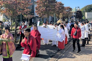 稚児行列に参列する市長