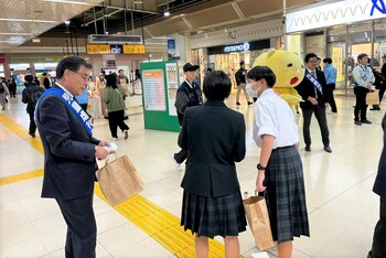 街頭キャンペーンに参加する市長
