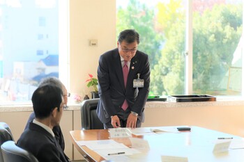挨拶をする市長
