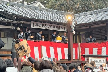 豆まきをする市長