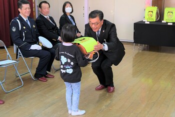 ランドセルカバーを贈呈する市長