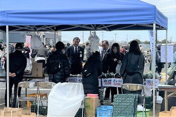 会場を視察する市長