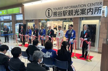 テープカットをする市長