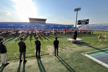 開会式で挨拶をする市長