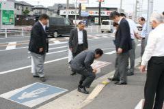 自転車専用道を視察する摂津市議会のみなさん