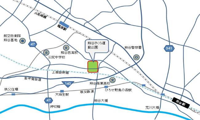 熊谷警察署を右手に見ながら国道17号を熊谷駅方面から籠原駅方面に向かいます。左手前にグリルKがある丁字路を左折すると右手に熊谷さくら運動公園の施設が見えてきます。
