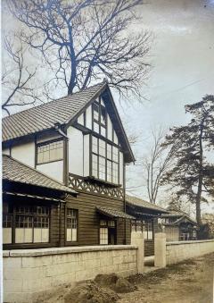 大正15年に建てられた熊谷図書館の外観写真