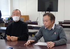 インタビューを受ける参加者