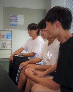 インタビューを受ける学生