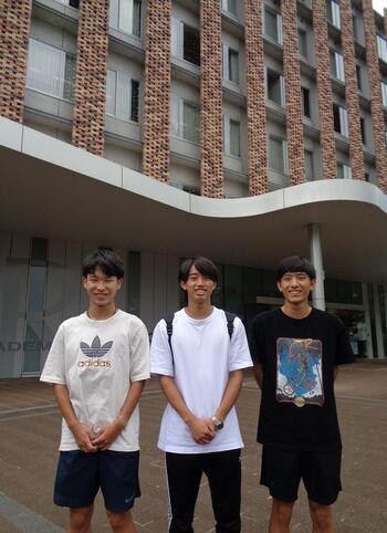 アカデミックキューブの前で集合