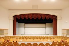 ホールの客席から舞台を見た写真